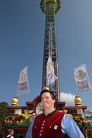 Ewald Schneider vor seinem Power Tower 2 auf dem Oktoberfest 2009 (Foto: Martin Schmitz